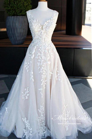 Tulle A-line V -neck Sweep Train Wedding Dresses With Lace Appliques