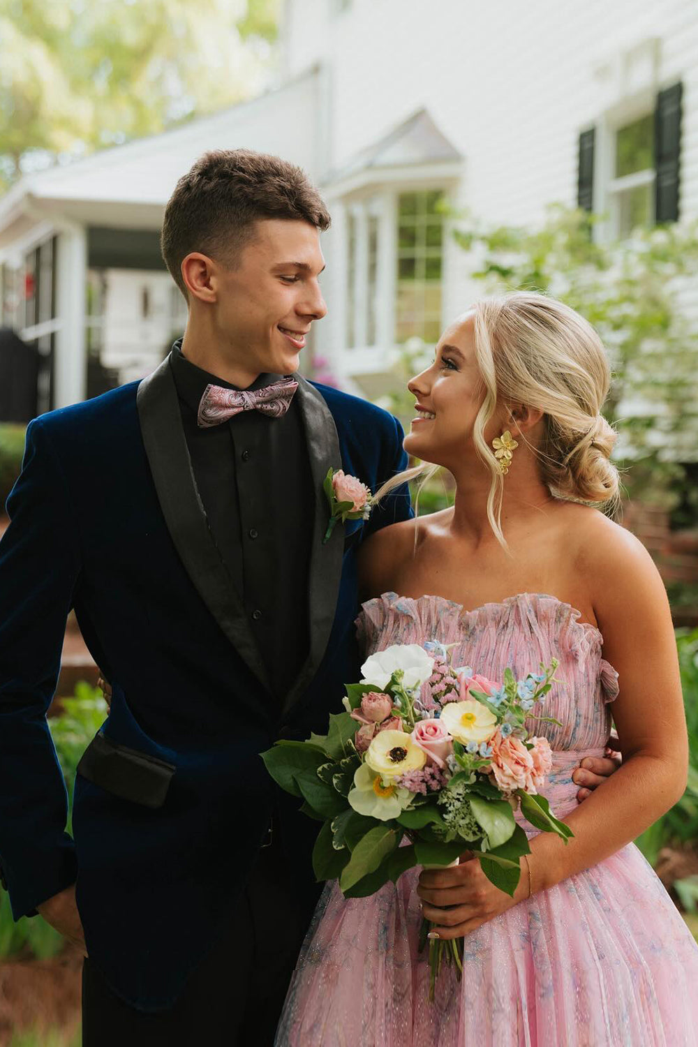 Dark Blue Velvet Shawl Lapel One Button 2 Pieces Men's Prom Suits 