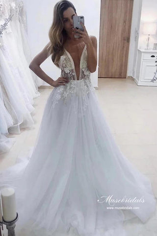 Weißes A-Linien-Brautkleid aus Tüll mit tiefem V-Ausschnitt und Spitzenapplikationen