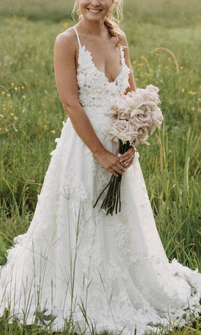 White Tulle A-line V-neck Spaghetti Straps Wedding Dress With Appliques