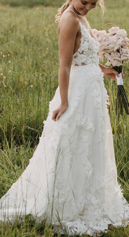 White Tulle A-line V-neck Spaghetti Straps Wedding Dress With Appliques