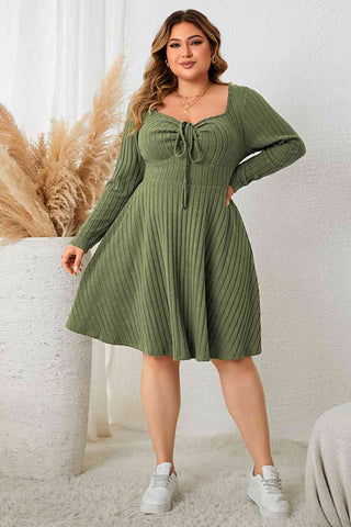 Kurzes Sweetheart-Kleid in Übergröße
