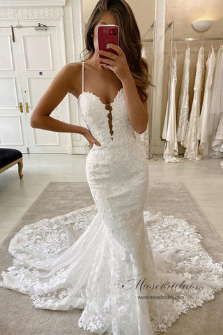 Meerjungfrau-Brautkleid mit Spaghettiträgern, tiefem V-Ausschnitt und Schleppe