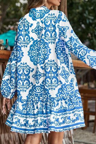 Resort-Kleid mit langen Ärmeln und Rüschen