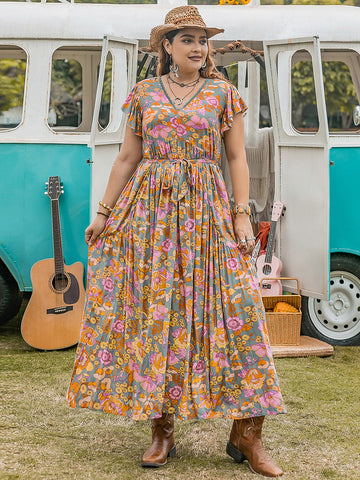 Große Größen - Maxikleid mit Rüschen und bedruckten Flügelärmeln