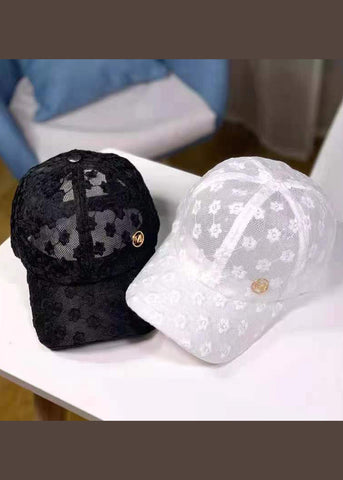 Stilvolle weiße Baseballkappe mit Blumenstickerei