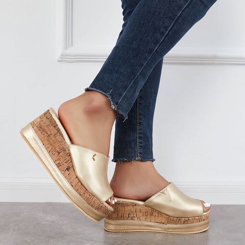 Bequeme Slip-on-Sandalen mit Kork-Fußbett und Plateau-Keilabsatz