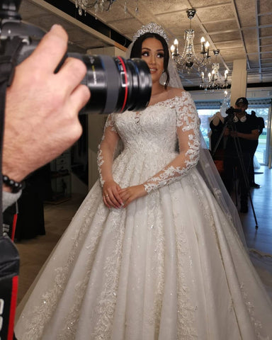 Langärmliges Spitzen-Brautkleid in Übergröße im Angebot