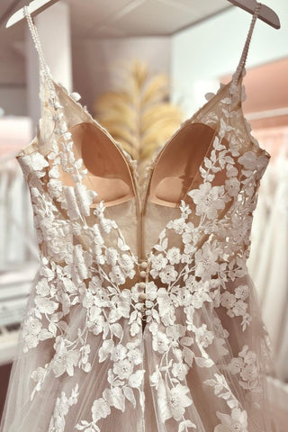 Champagne V-Neck Wedding Dress Sleeveless With Appliques