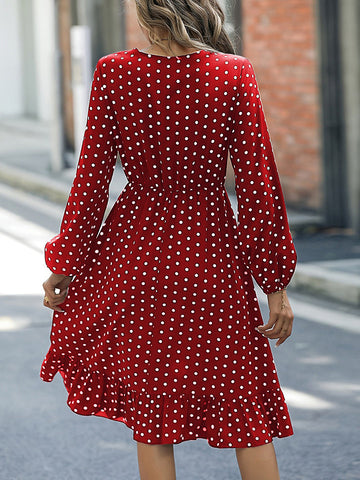 Kleid mit V-Ausschnitt, langen Ärmeln und Rüschensaum