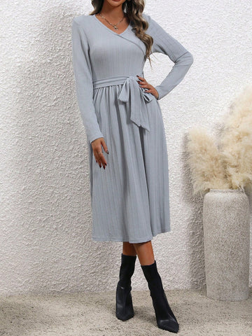 Langärmliges Midikleid mit Taillenschnürung