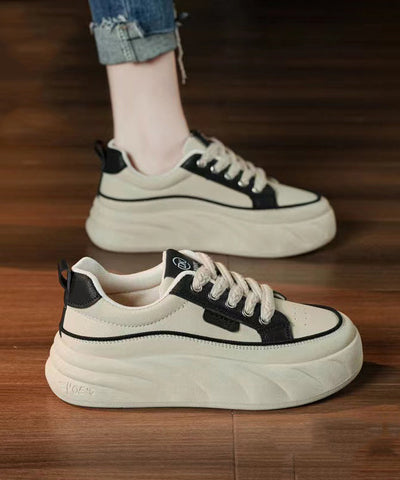 Schöne flache Plateauschuhe mit gekreuzten Riemen und Spleißen in Schwarz