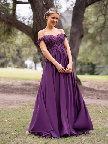 Bodenlanges Chiffon-Ballkleid mit Spitzenapplikation