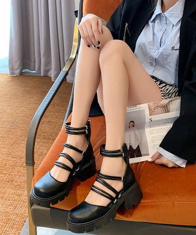 Bequeme Sandalen mit klobigem Absatz in Schwarz mit Hohlsaum aus Kunstleder