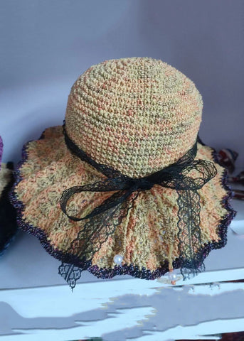 Handgemachte Khaki-Bonnie-Mütze mit Patchwork-Schleife und Spitze