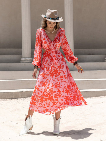 Bedrucktes, langärmliges Midi-Strandkleid mit Cut-outs und Bindeband
