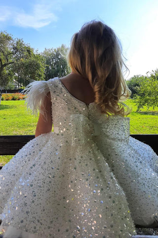Hübsches Paillettenkleid mit Flügelärmeln und Federn für Blumenmädchen
