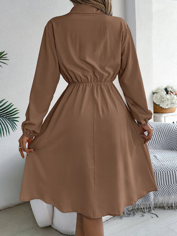 Langärmliges Midikleid mit Kragen und Taschen
