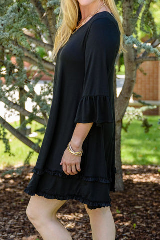 Schwarzes Minikleid mit Rüschenbesatz und Volantärmeln in Übergröße