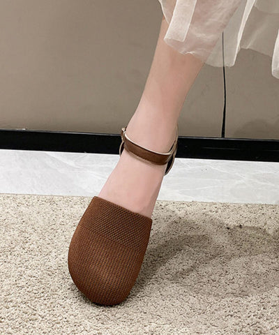 Bequeme flache Schuhe aus Strickstoff mit Schnallenriemen in Braun