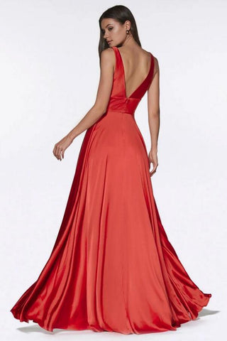 Einfaches langes Abendkleid mit V-Ausschnitt und Seitenschlitz