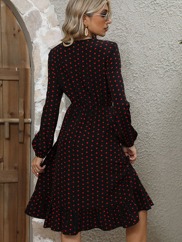 Kleid mit V-Ausschnitt, langen Ärmeln und Rüschensaum