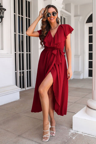 Midikleid mit Schlitz, Rüschen und Überschlag