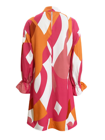 Rollkragenkleid mit kontrastierenden Volantärmeln