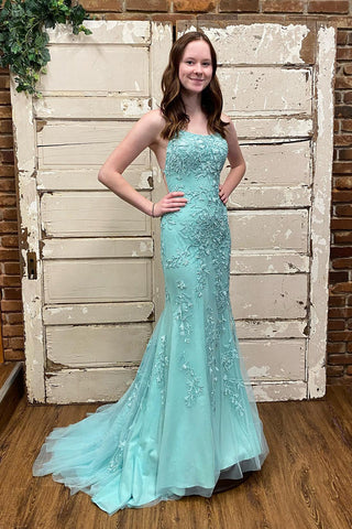 Ballkleid mit Spaghettiträgern und Applikationen