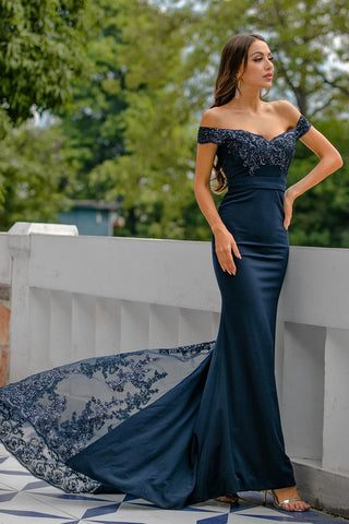 Schulterfreies Ballkleid mit Pailletten
