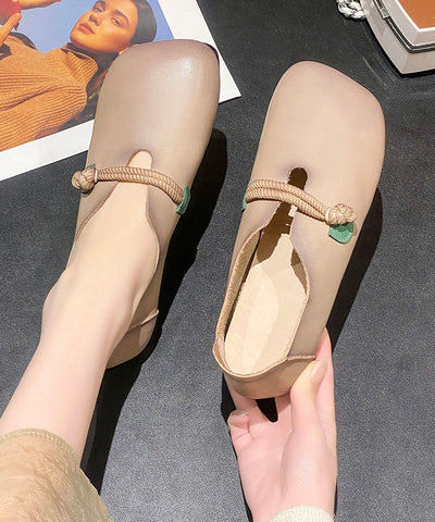 Braune Schuhe aus Rindsleder mit Plattfüßen und Schnallenriemen