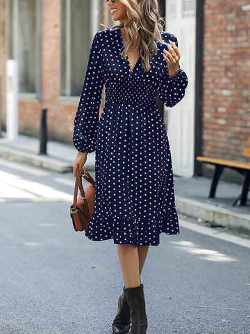 Kleid mit V-Ausschnitt, langen Ärmeln und Rüschensaum