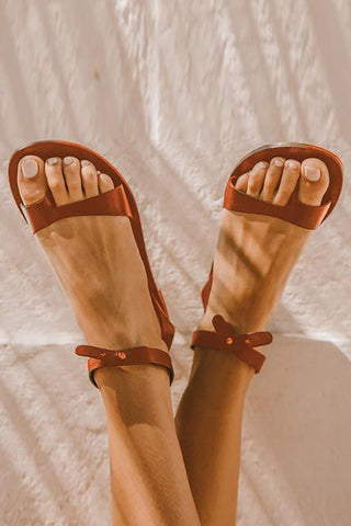 Flache Sandalen mit offener Spitze und Schnalle