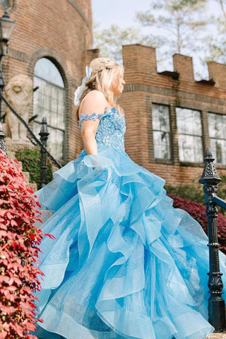 Schulterfreies, gerüschtes, gestuftes, langes Ballkleid aus Tüll mit Applikationen