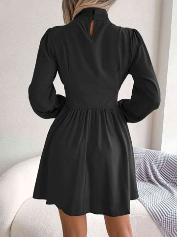 Minikleid zum Abendessen im Resort-Stil mit Kragen