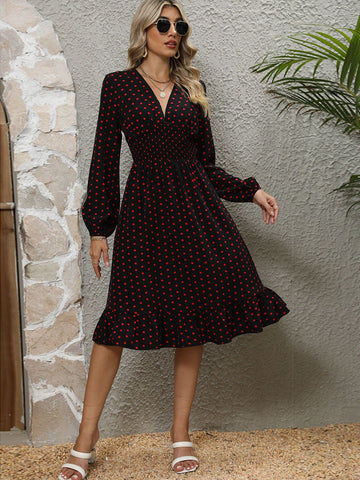 Kleid mit V-Ausschnitt, langen Ärmeln und Rüschensaum