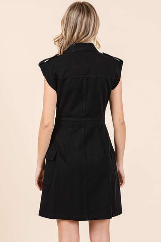 Mini-Resort-Kleid mit halblangem Knopf und Cargotasche