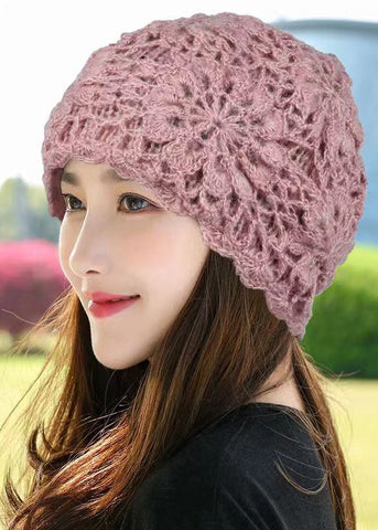 Handgemachte rosa Häkelblume, warme Strickmütze