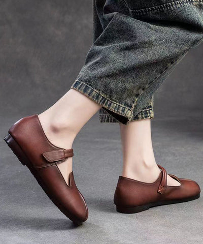Flache Schuhe im Retro-Ethno-Stil aus braunem Schaffell mit weicher Sohle