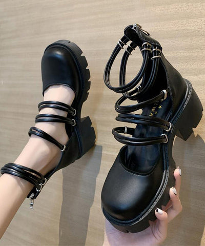 Bequeme Sandalen mit klobigem Absatz in Schwarz mit Hohlsaum aus Kunstleder