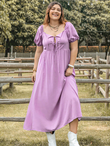 Rosa, kurzärmliges Midikleid mit Bindeband am Hals in Übergröße