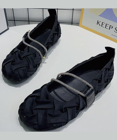 Schöne schwarze, faltige, bequeme flache Schuhe
