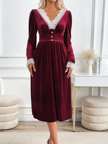 Langärmliges Midikleid mit Spitzendetail und V-Ausschnitt
