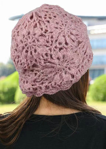 Handgemachte rosa Häkelblume, warme Strickmütze