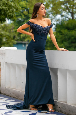 Schulterfreies Ballkleid mit Pailletten