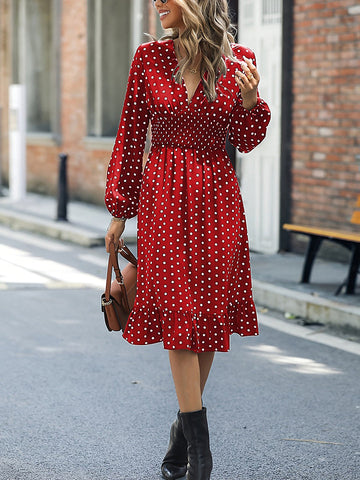 Kleid mit V-Ausschnitt, langen Ärmeln und Rüschensaum