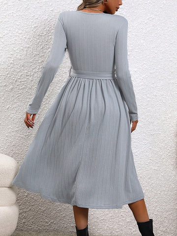 Langärmliges Midikleid mit Taillenschnürung