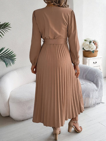 Plissiertes, gebundenes Midikleid mit V-Ausschnitt und langen Ärmeln