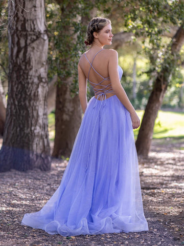 Bodenlanges Ballkleid aus Tüll mit tiefem V-Ausschnitt und Spaghettiträgern