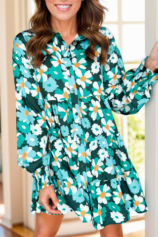 Helles Minikleid mit Blumenmuster